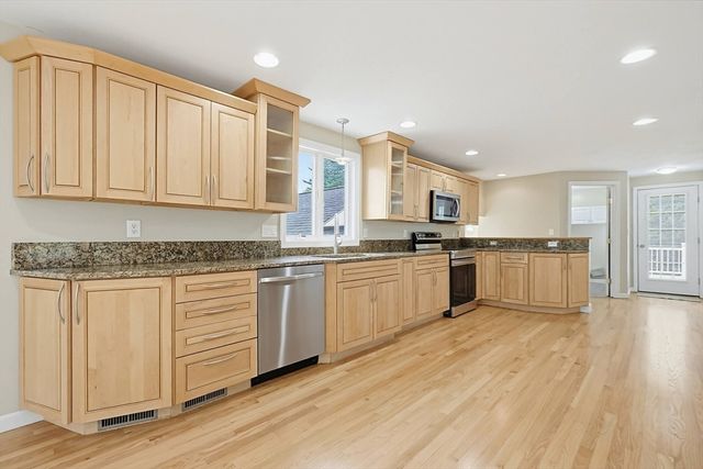 100 Lakeview Ave, Mansfield, MA 02048