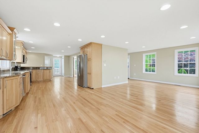 100 Lakeview Ave, Mansfield, MA 02048