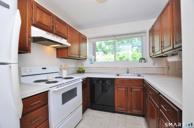 10 Massaco Street R, Simsbury, CT 06070