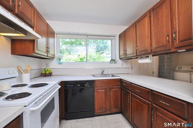 10 Massaco Street R, Simsbury, CT 06070