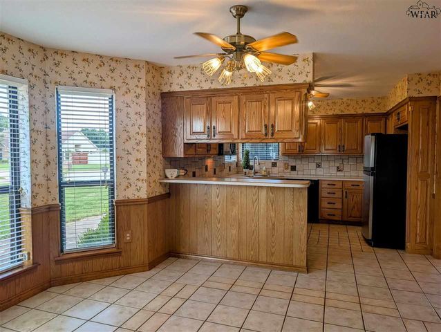 816 SUGARBUSH LANE, Burkburnett, TX 76354