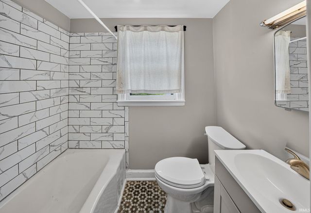 723 W Angela Boulevard, South Bend, IN 46617