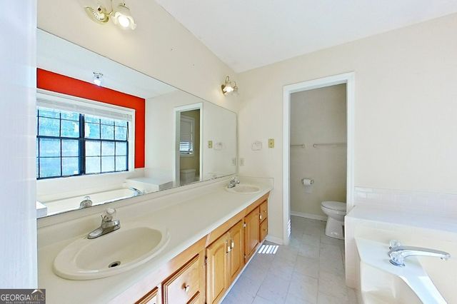 565 S OAKS Courts, Waycross, GA 31503