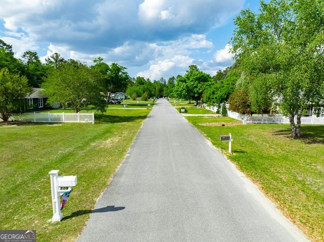 565 S OAKS Courts, Waycross, GA 31503