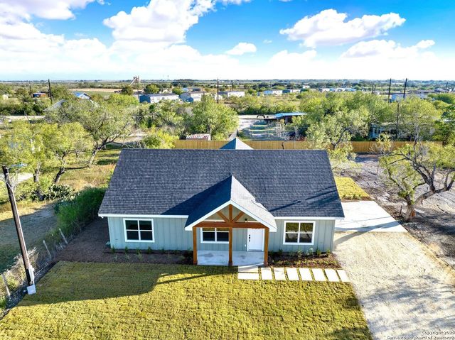 125 County Road 4616, Hondo, TX 78861