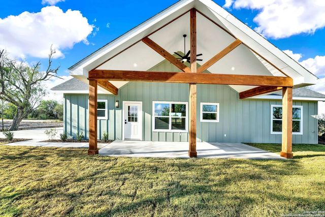 125 County Road 4616, Hondo, TX 78861