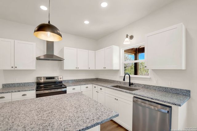 125 County Road 4616, Hondo, TX 78861