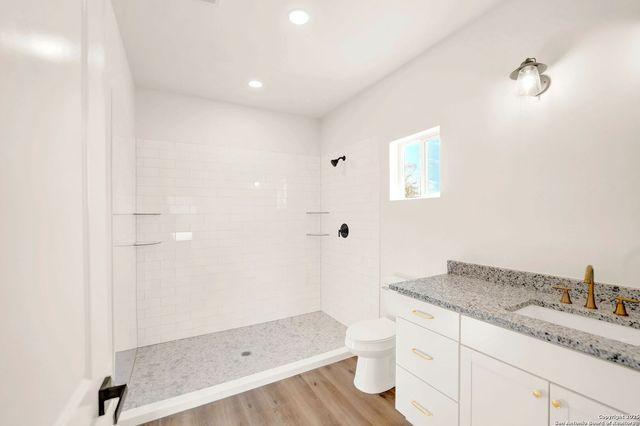 125 County Road 4616, Hondo, TX 78861