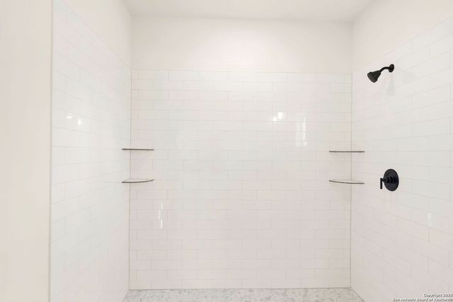 125 County Road 4616, Hondo, TX 78861