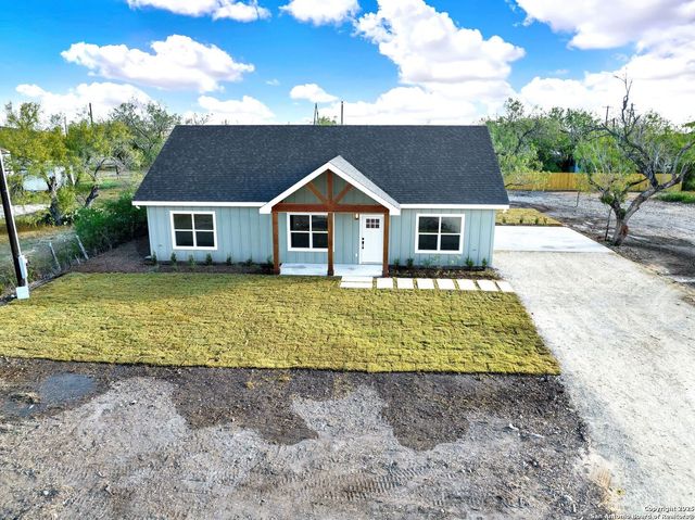 125 County Road 4616, Hondo, TX 78861