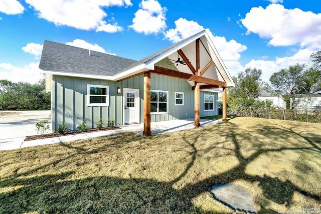 125 County Road 4616, Hondo, TX 78861