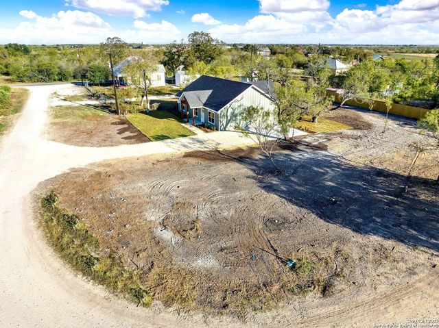 125 County Road 4616, Hondo, TX 78861