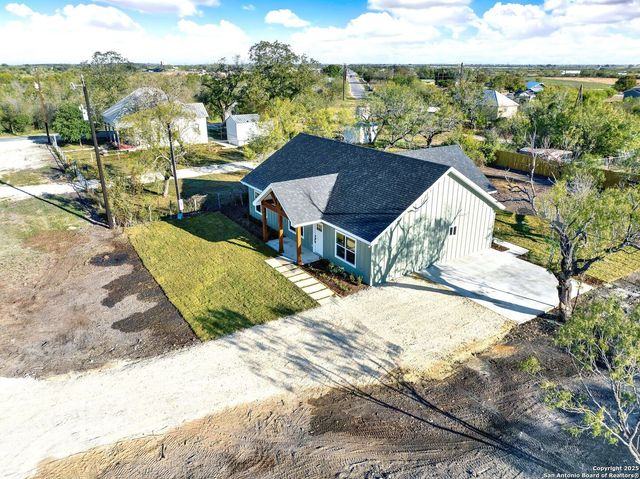 125 County Road 4616, Hondo, TX 78861