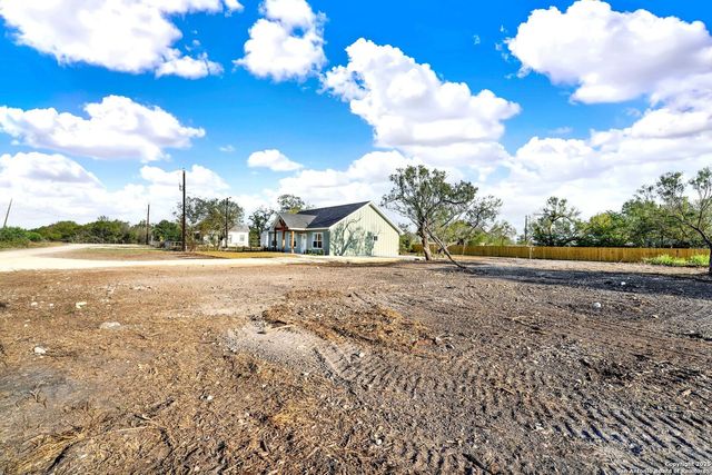 125 County Road 4616, Hondo, TX 78861
