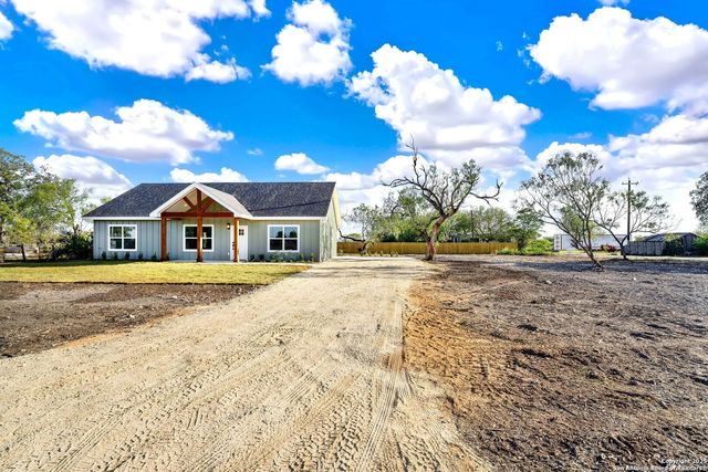 125 County Road 4616, Hondo, TX 78861