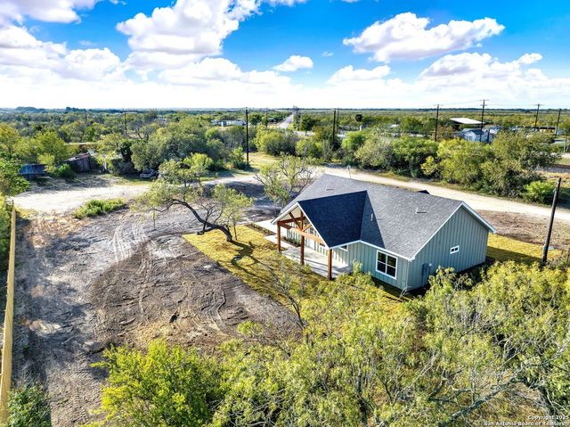 125 County Road 4616, Hondo, TX 78861