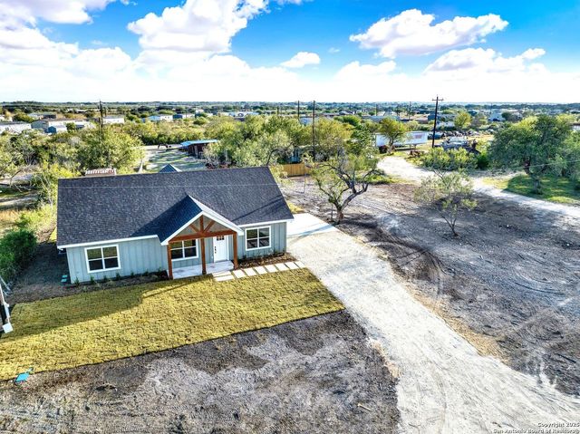 125 County Road 4616, Hondo, TX 78861