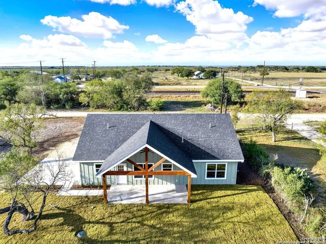 125 County Road 4616, Hondo, TX 78861