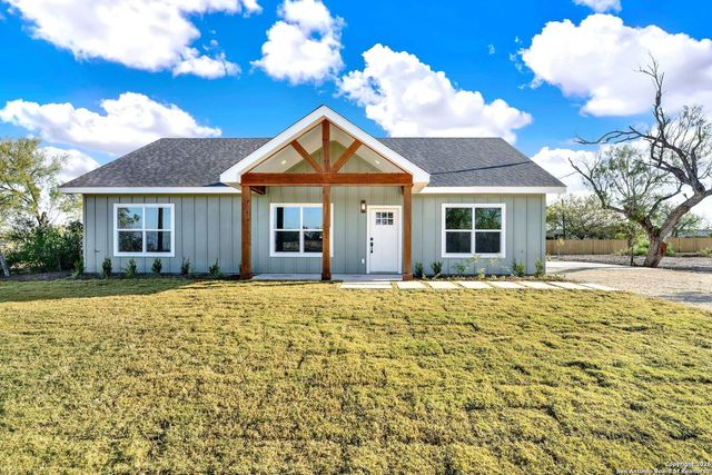 125 County Road 4616, Hondo, TX 78861