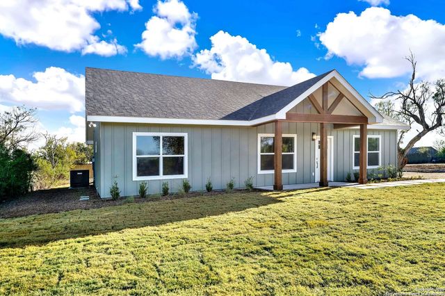 125 County Road 4616, Hondo, TX 78861