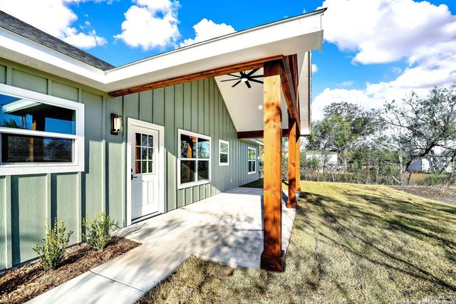 125 County Road 4616, Hondo, TX 78861