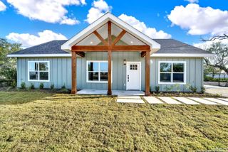 125 County Road 4616, Hondo, TX 78861