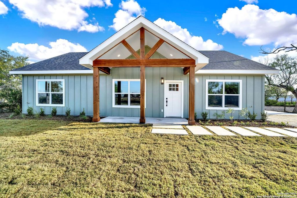 125 County Road 4616, Hondo, TX 78861