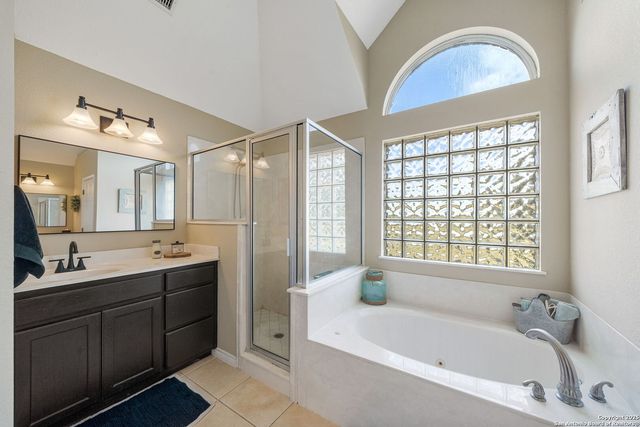 788 County Road 140, Floresville, TX 78114