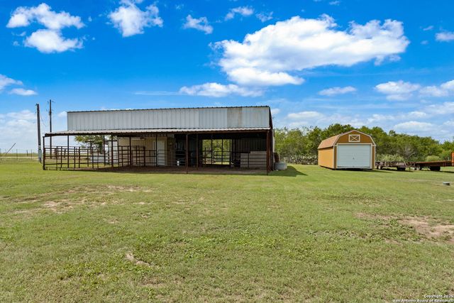 788 County Road 140, Floresville, TX 78114