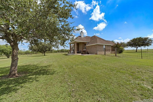 788 County Road 140, Floresville, TX 78114