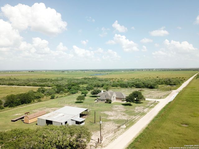 788 County Road 140, Floresville, TX 78114