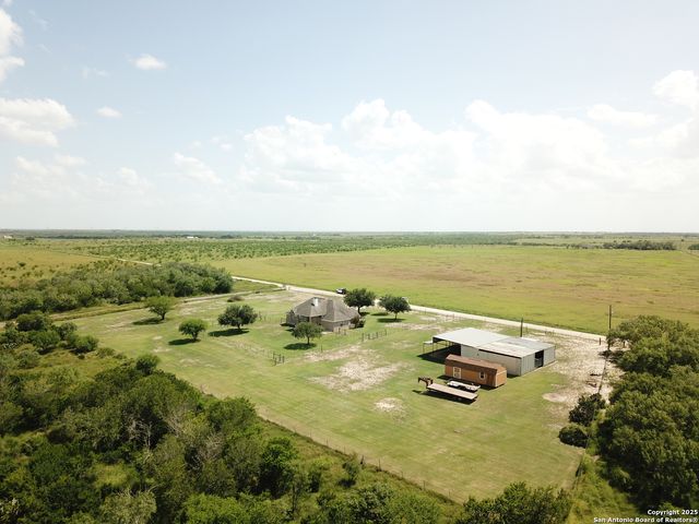 788 County Road 140, Floresville, TX 78114