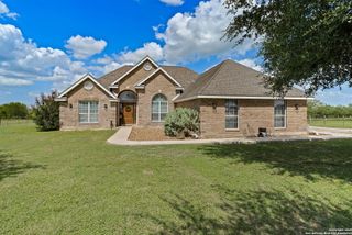 788 County Road 140, Floresville, TX 78114