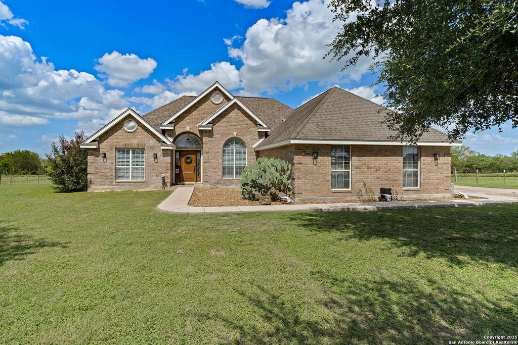 788 County Road 140, Floresville, TX 78114