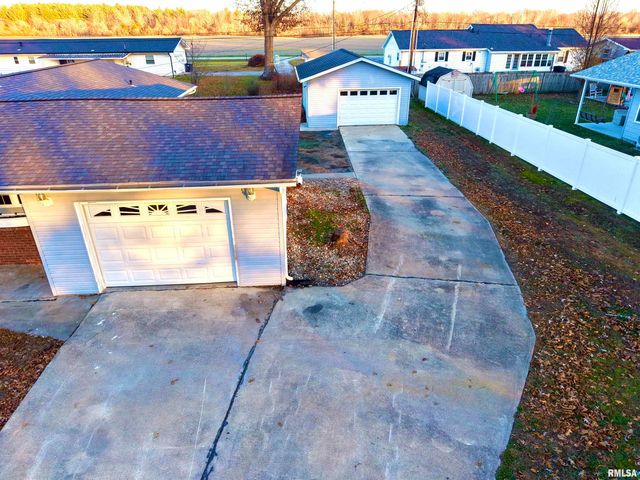 274 OAKTREE Avenue, Salem, IL 62881