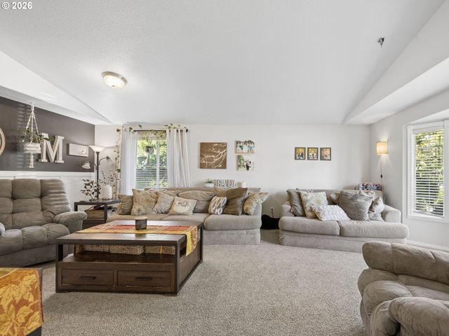 2174 BAINES Blvd, Hubbard, OR 97032