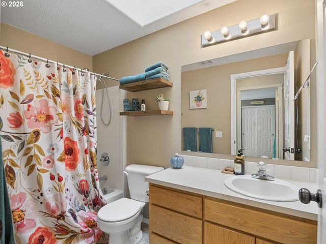 2174 BAINES Blvd, Hubbard, OR 97032