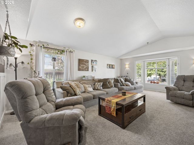2174 BAINES Blvd, Hubbard, OR 97032