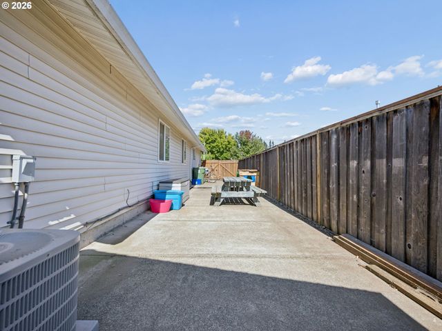 2174 BAINES Blvd, Hubbard, OR 97032