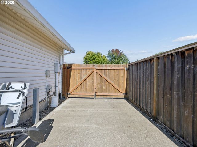 2174 BAINES Blvd, Hubbard, OR 97032