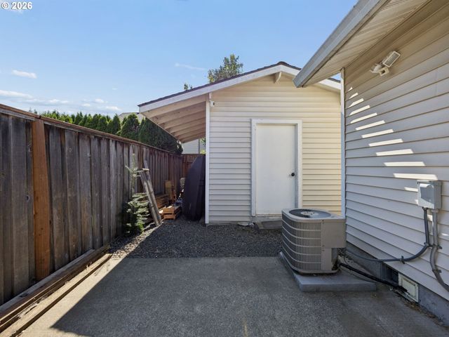 2174 BAINES Blvd, Hubbard, OR 97032