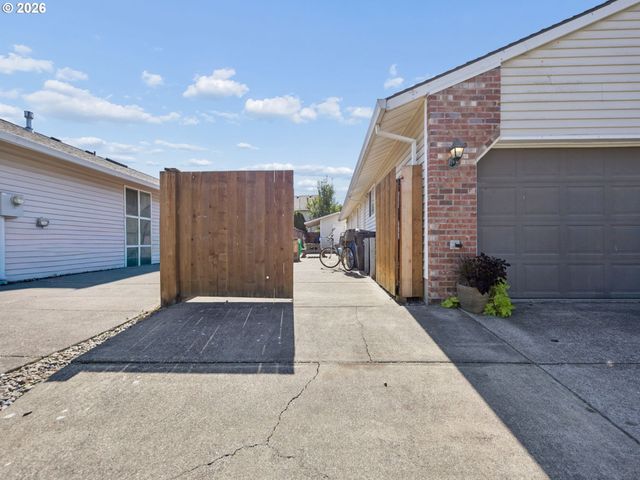 2174 BAINES Blvd, Hubbard, OR 97032