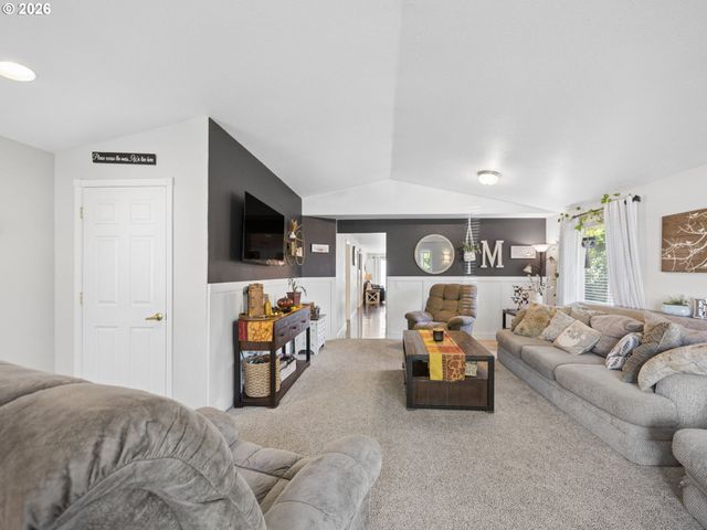 2174 BAINES Blvd, Hubbard, OR 97032