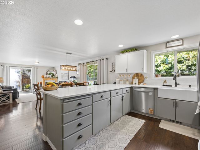 2174 BAINES Blvd, Hubbard, OR 97032