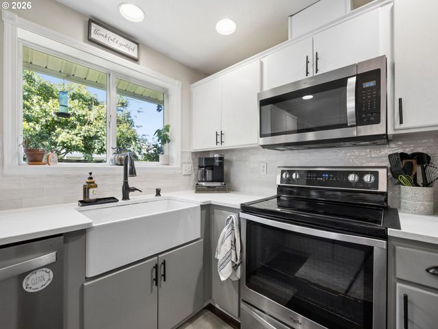 2174 BAINES Blvd, Hubbard, OR 97032