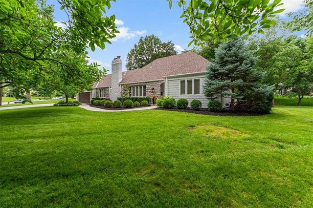 5726 Howe Drive, Fairway, KS 66205