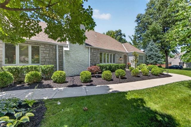 5726 Howe Drive, Fairway, KS 66205