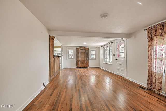 634 Cherokee Drive, Mount Carmel, TN 37645