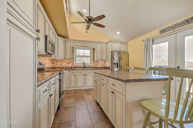 634 Cherokee Drive, Mount Carmel, TN 37645