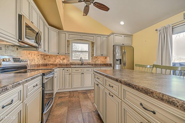 634 Cherokee Drive, Mount Carmel, TN 37645